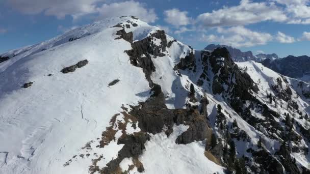 Picos de montaña cubiertos de nieve aérea en los Alpes en invierno — Vídeos de Stock