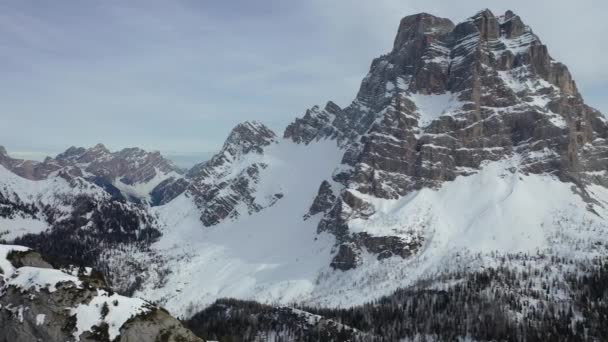 Schneebedeckte Berggipfel in den Alpen im Winter — Stockvideo