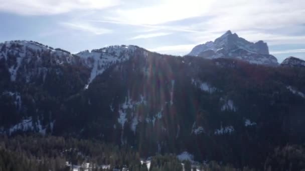 Śnieg powietrzny pokryte szczyty górskie w Alpach w zimie — Wideo stockowe