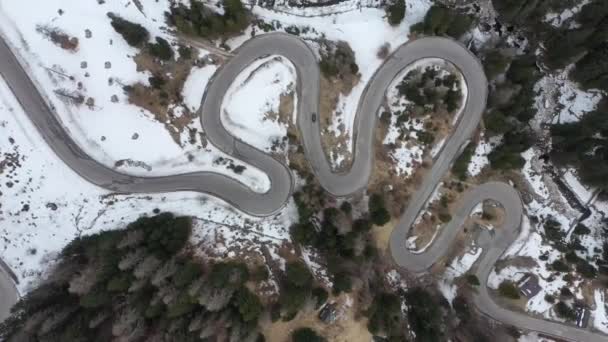 Carretera con curvas alpinas en vista superior de invierno — Vídeos de Stock