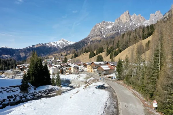 Cime alpine innevate aeree in inverno — Foto Stock