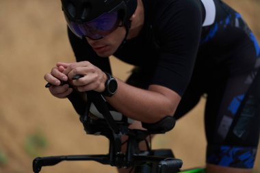 Siyah giysili bir triatlon atleti