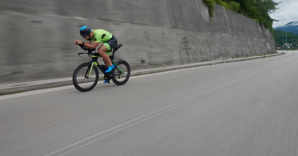 Triathlon idrottare rida en cykel på morgonen träning — Stockfoto