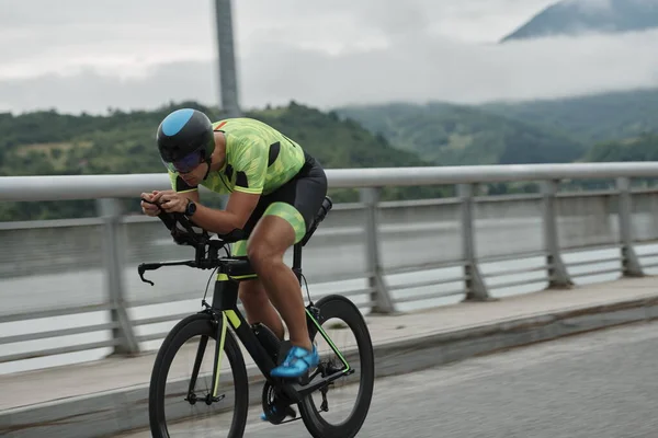 Triatlo atleta andar de bicicleta no treinamento matutino — Fotografia de Stock