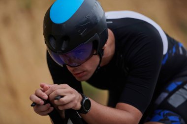 Siyah giysili bir triatlon atleti