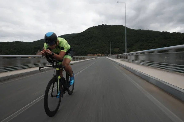 Triatlo atleta andar de bicicleta no treinamento matutino — Fotografia de Stock