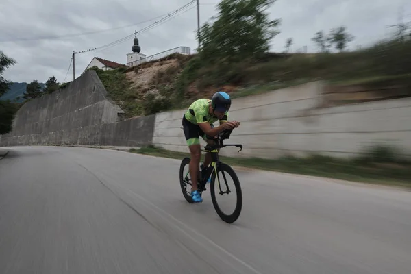 Atleta di triathlon in bicicletta durante l'allenamento mattutino — Foto Stock