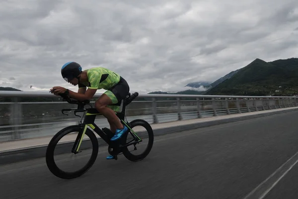 Triathlon idrottare rida en cykel på morgonen träning — Stockfoto