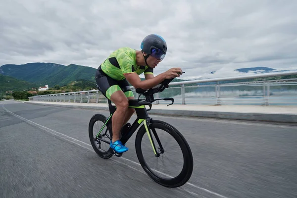 Triatlo atleta andar de bicicleta no treinamento matutino — Fotografia de Stock