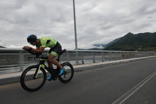Triatlon atleet rijden een fiets op ochtend training — Stockfoto
