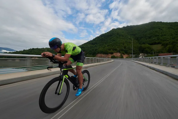 Triatlo atleta andar de bicicleta no treinamento matutino — Fotografia de Stock