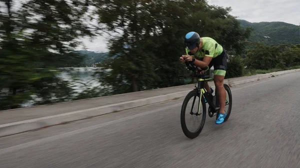 Triathlon idrottare rida en cykel på morgonen träning — Stockfoto