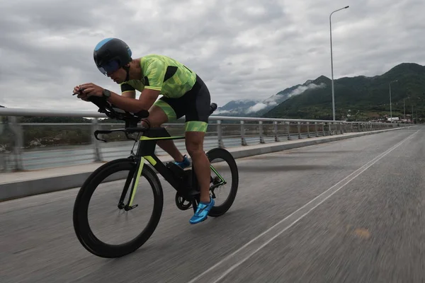 Triathlon idrottare rida en cykel på morgonen träning — Stockfoto