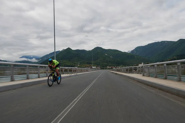 Athlète de triathlon en vélo lors de l'entraînement matinal — Photo