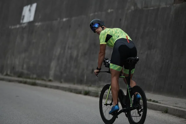 Triatlo atleta andar de bicicleta no treinamento matutino — Fotografia de Stock