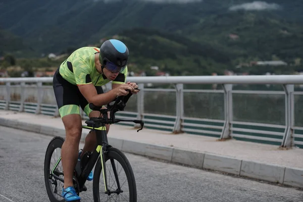 Triatlo atleta andar de bicicleta no treinamento matutino — Fotografia de Stock