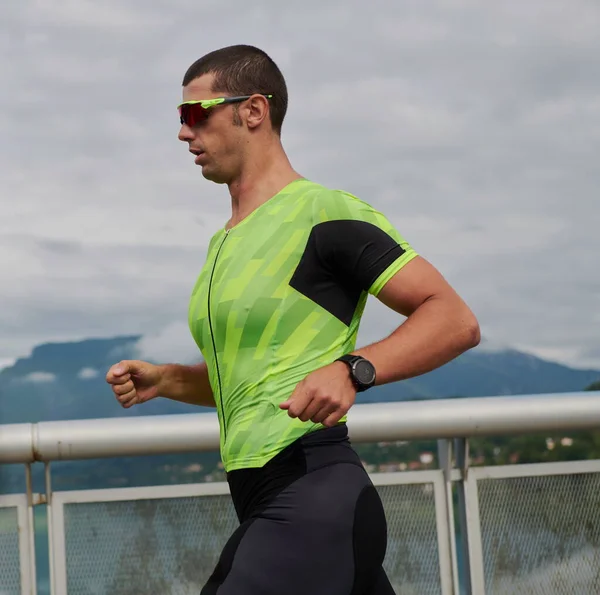 Athlète de triathlon qui court dans la rue — Photo