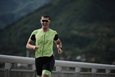 Sokakta koşan triatlon atleti