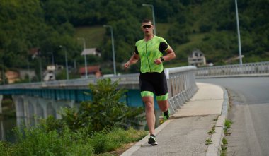 Sokakta koşan triatlon atleti