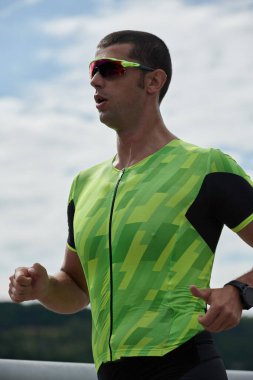 Sokakta koşan triatlon atleti