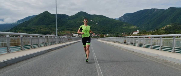 Athlète de triathlon qui court dans la rue — Photo