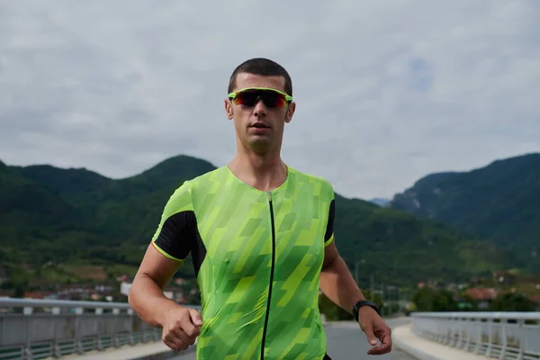 Athlète de triathlon qui court dans la rue — Photo