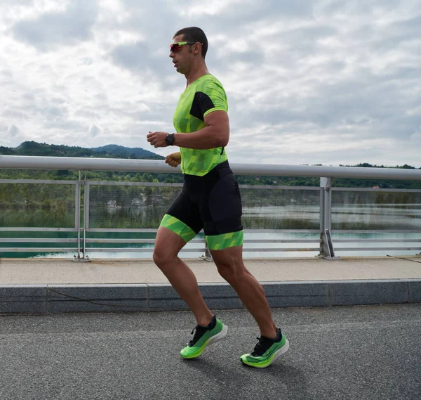 Athlète de triathlon qui court dans la rue — Photo