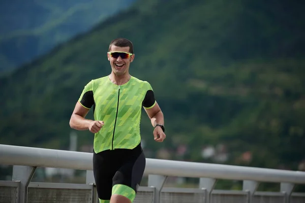 Triathlon idrottare som springer på gatan — Stockfoto