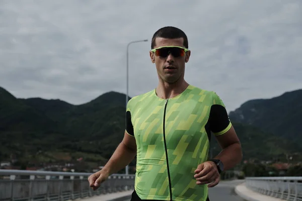 Triatlón atleta corriendo en la calle — Foto de Stock