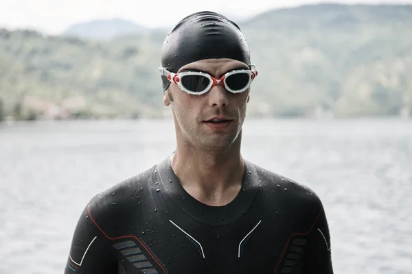 Triatleet zwemmer portret dragen wetsuit op training — Stockfoto