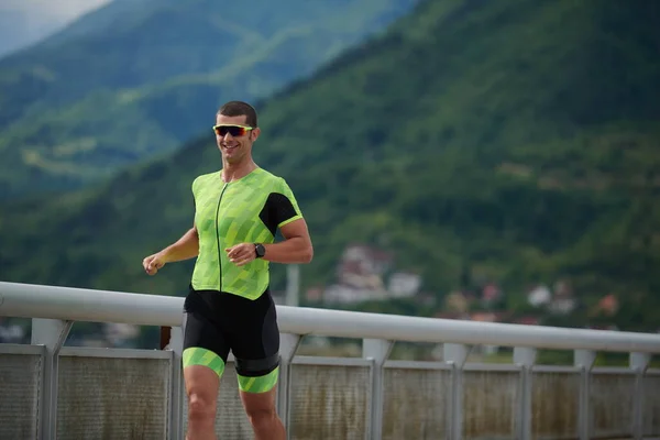 Triathlet läuft auf Straße — Stockfoto