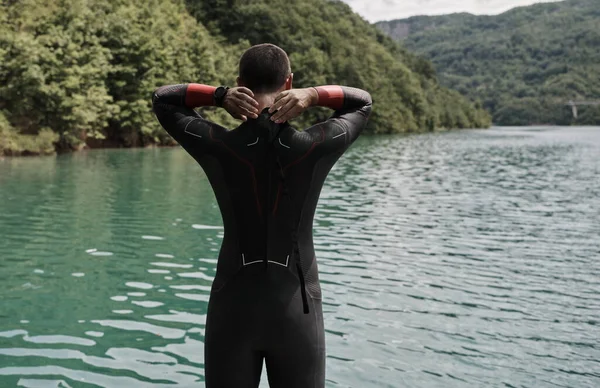 Triatlon atlet se připravuje na plavecký trénink na jezeře — Stock fotografie