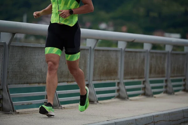 Athlète de triathlon qui court dans la rue — Photo