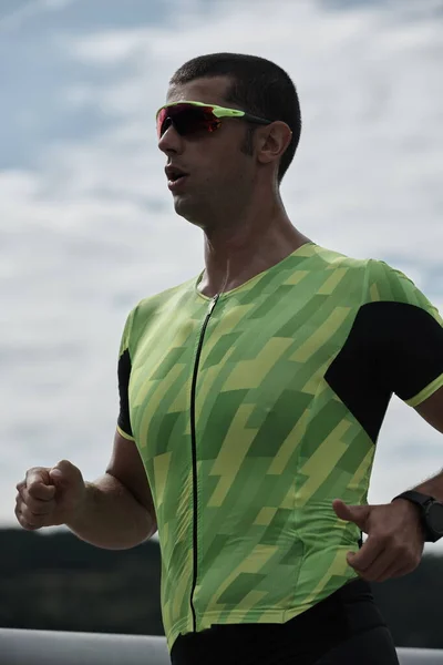 Triatlo atleta correndo na rua — Fotografia de Stock