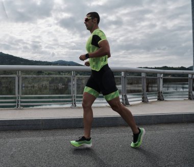 Sokakta koşan triatlon atleti