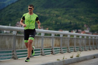 Sokakta koşan triatlon atleti
