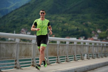 Sokakta koşan triatlon atleti