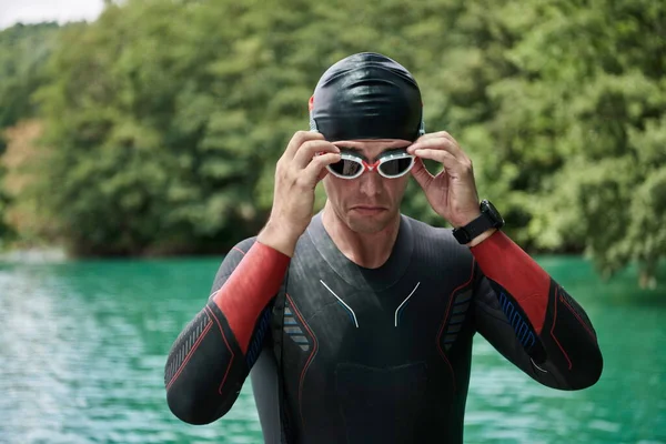 Atleta triatlón preparándose para el entrenamiento de natación en el lago —  Fotos de Stock