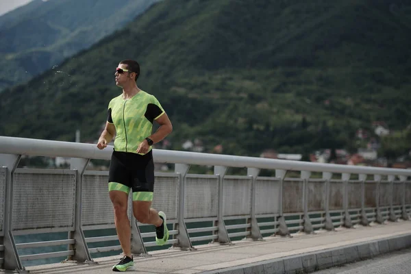 Athlète de triathlon qui court dans la rue — Photo