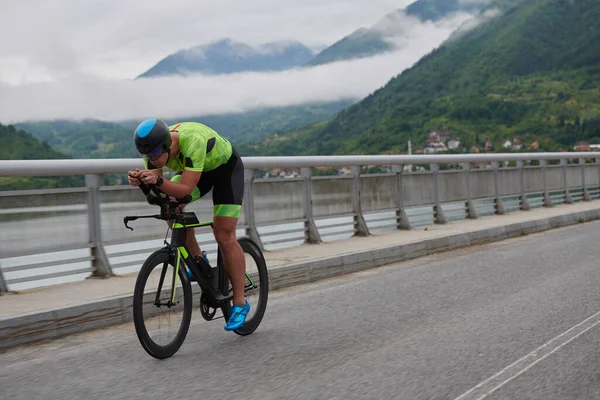 Triathlon idrottare rida en cykel på morgonen träning — Stockfoto