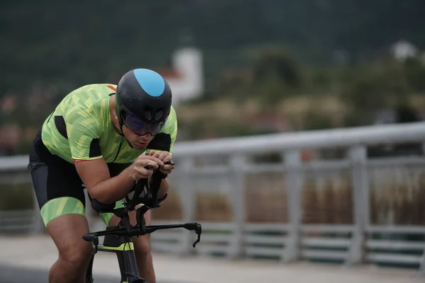 Atleta di triathlon in bicicletta durante l'allenamento mattutino — Foto Stock