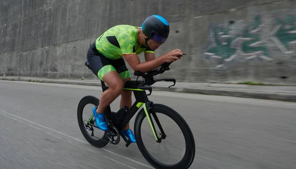 Triatlon atleet rijden een fiets op ochtend training — Stockfoto