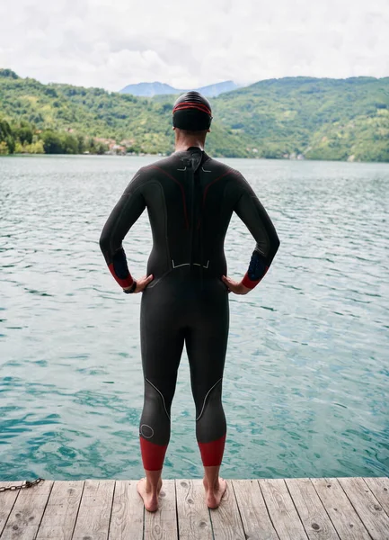 Triathletin schwimmt im Neoprenanzug beim Training — Stockfoto