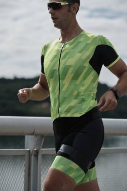 Sokakta koşan triatlon atleti