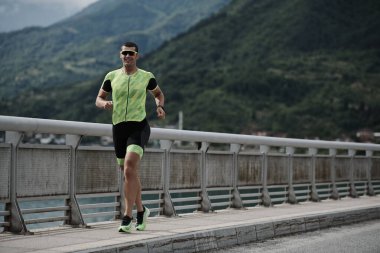 Sokakta koşan triatlon atleti