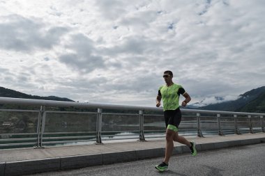 Sokakta koşan triatlon atleti