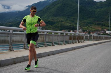 Sokakta koşan triatlon atleti