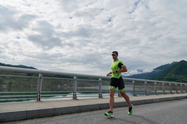 Sokakta koşan triatlon atleti