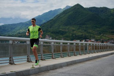 Sokakta koşan triatlon atleti