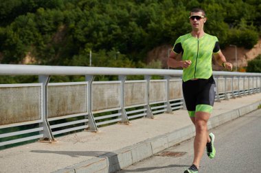 Sokakta koşan triatlon atleti